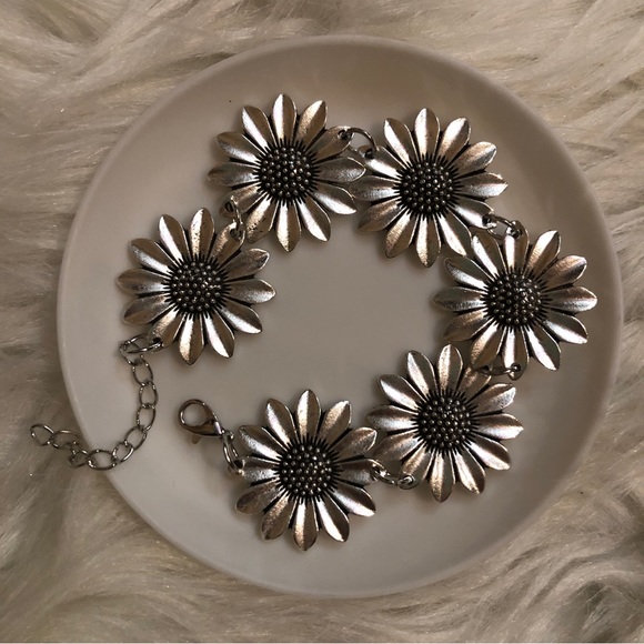 Faux silver sunflower adjustable bracelet - Picture 1 of 5